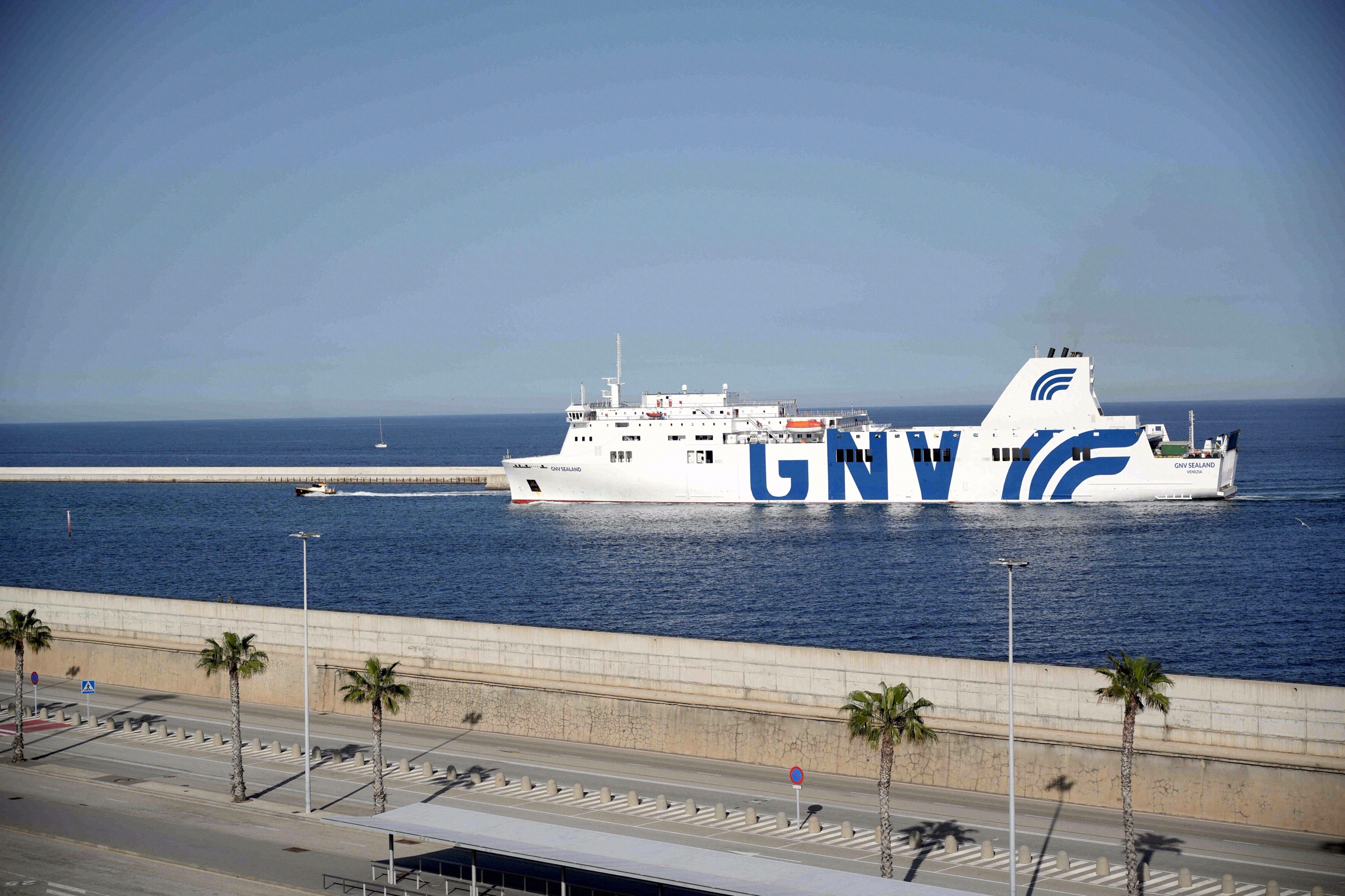 Die Fähre GNV Sealand läuft aus dem Hafen von Barcelona aufs Mittelmeer aus